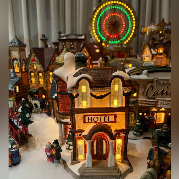 ☑️Vintage Christmas Porcelain Ceramic Village Grand Hotel 2 Stories - Picture 1 of 14